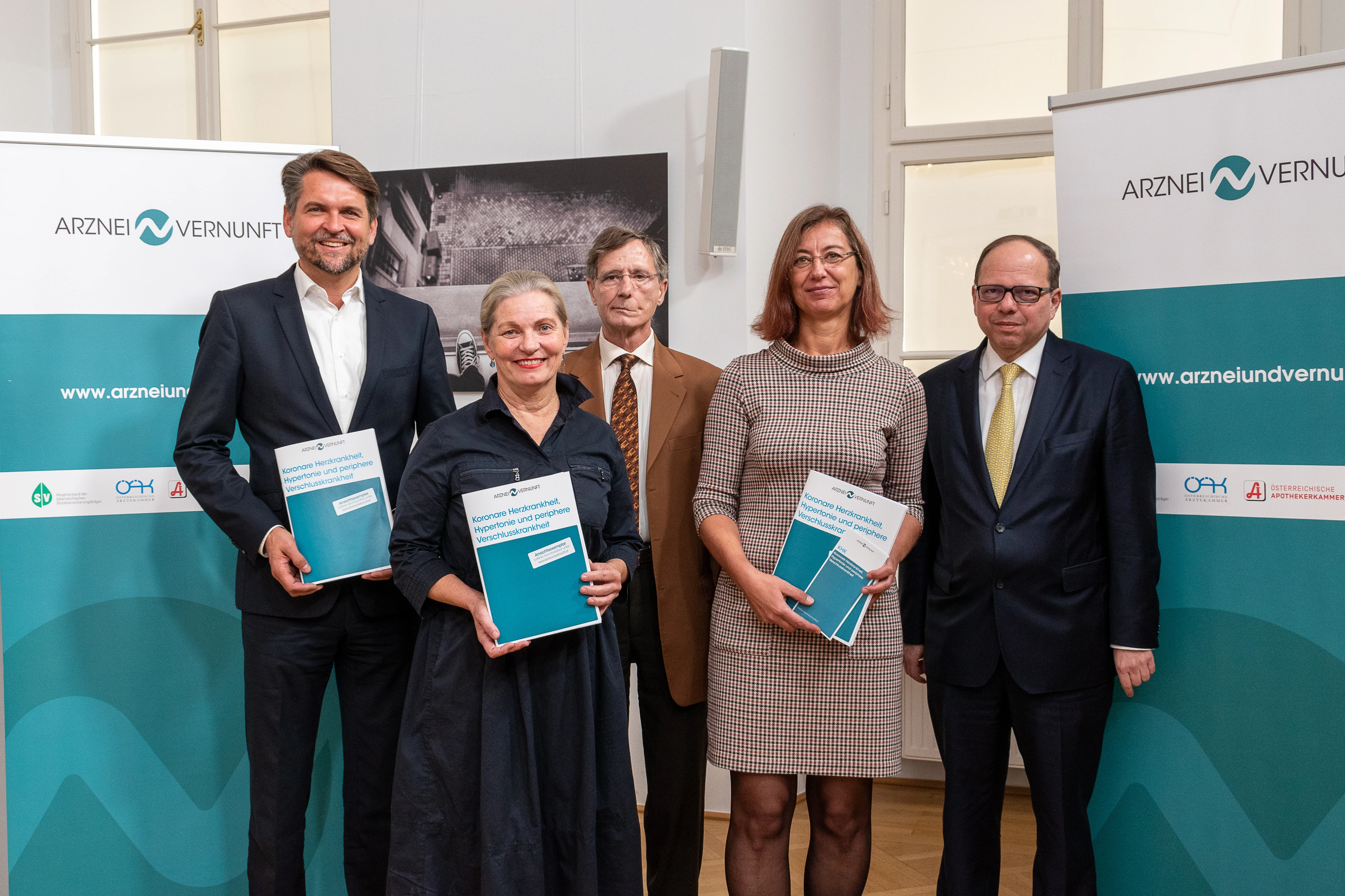 © Im Bild vLnR: Peter Lehner, Vorsitzender der Konferenz der Sozialversicherungsträger, Mag.pharm. Dr. Ulrike Mursch-Edlmayr, Präsidentin der Österreichischen Apothekerkammer, Univ.-Prof. Dr. Ernst Singer, medizinischer Vorsitzender der ExpertInnengruppe von A&V, Mag. Helga Tieben, MLS, MBA, Director Regulatory Affairs, Supply & Innovation in der PHARMIG, a.o. Univ.-Prof. Dr. Thomas Szekeres, Präsident der Österreichischen Ärztekammer mit der Broschüre.